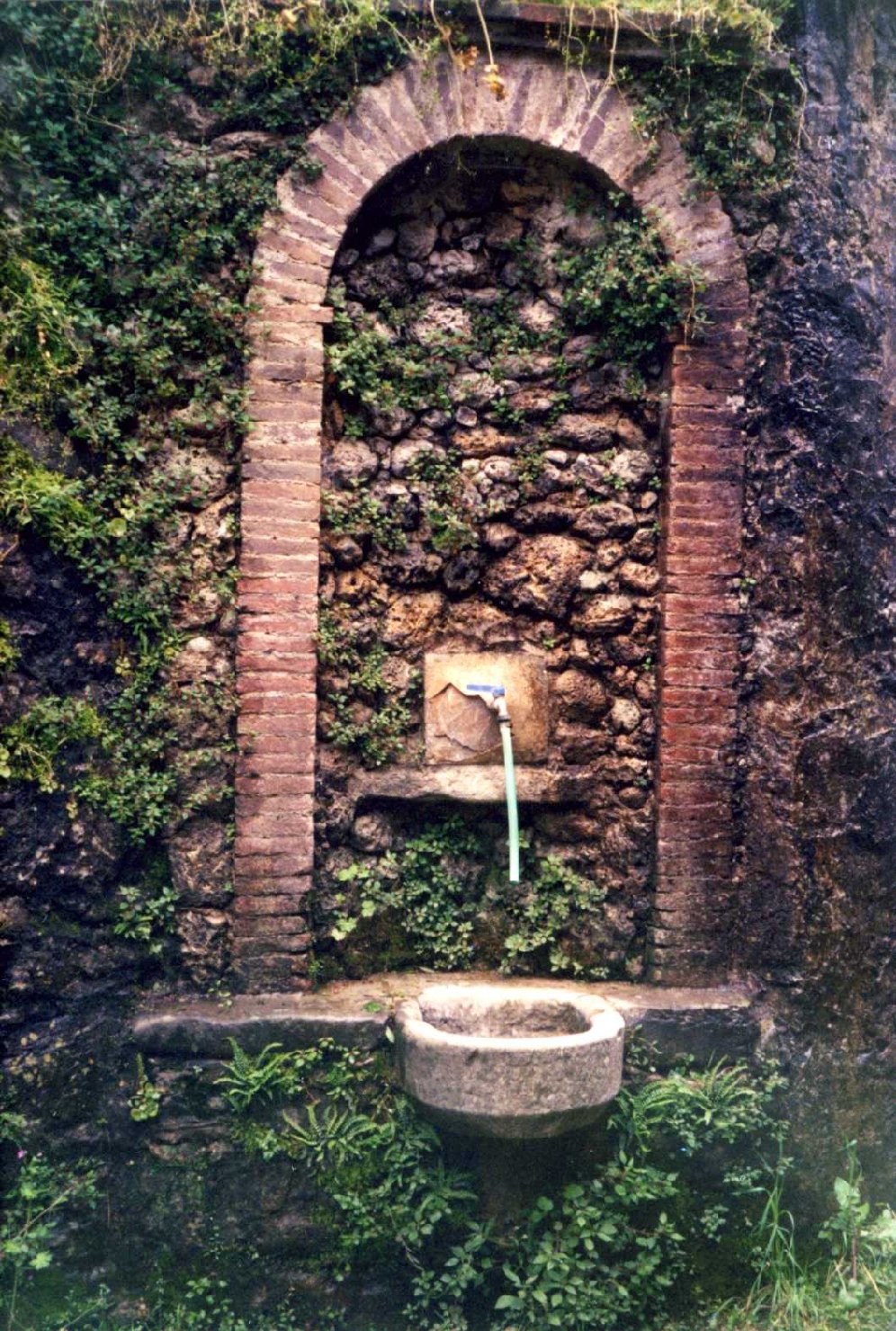fontana - a muro, insieme - bottega toscana (prima metà sec. XIX)