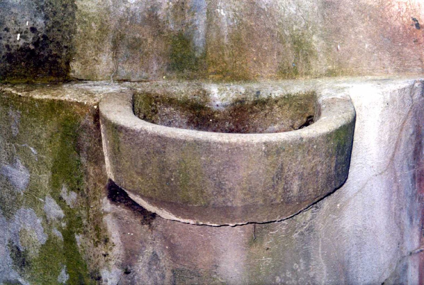 fontana - a muro, frammento - bottega toscana (inizio sec. XX)