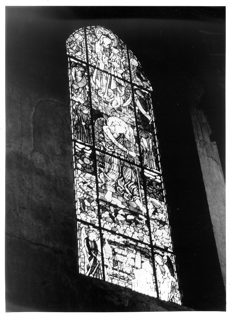 Madonna con Bambino e San Michele arcangelo (vetrata) di Rosi Mino (sec. XX)