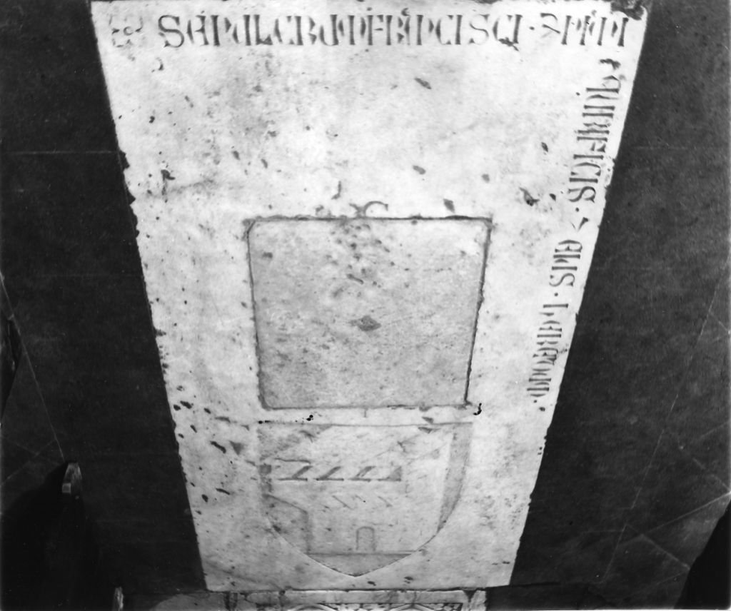 lapide tombale - bottega toscana (prima metà sec. XIV)