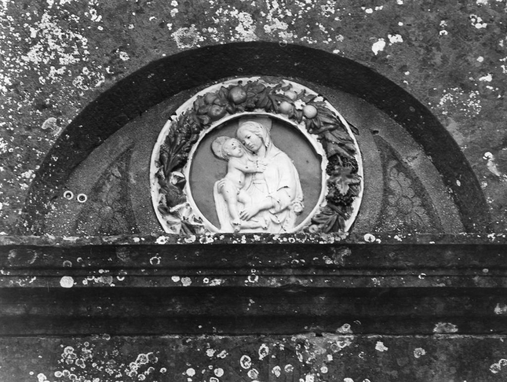 Madonna con Bambino (rilievo, opera isolata) di Della Robbia Luca (scuola) (sec. XVI)