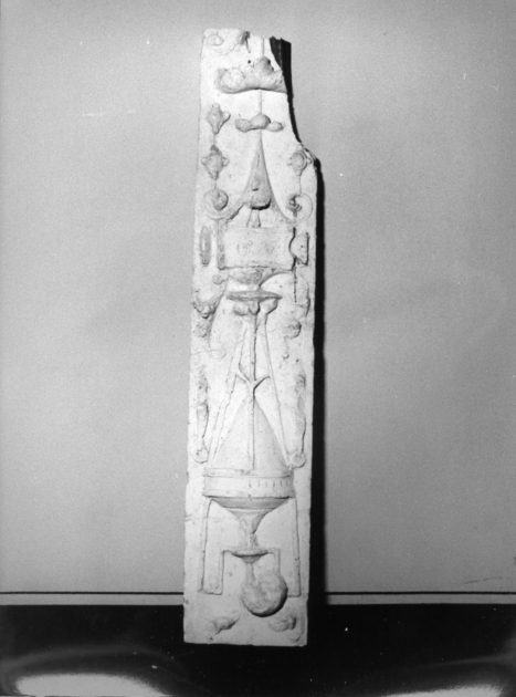 motivo decorativo a candelabra (rilievo, opera isolata) - produzione lucchese (prima metà sec. XX)