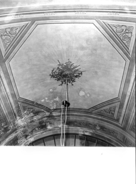 ELEMENTO DECORATIVO RAGGIATO CON TROFEI E STRUMENTI MUSICALI (dipinto) - ambito lucchese (prima metà sec. XIX)