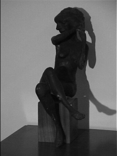 NUDINO 1, FIGURA FEMMINILE SEDUTA CHE SI TOCCAI CAPELLI (scultura) di Gallo Oscar (sec. XX)