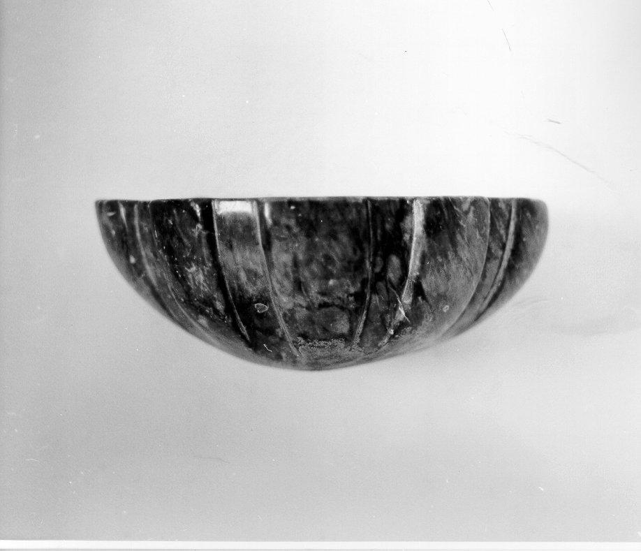 acquasantiera da parete - bottega toscana (metà sec. XX)