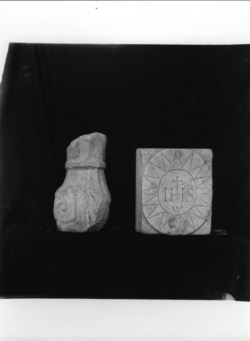 capitello corinzio, frammento - ambito lucchese (sec. XV)