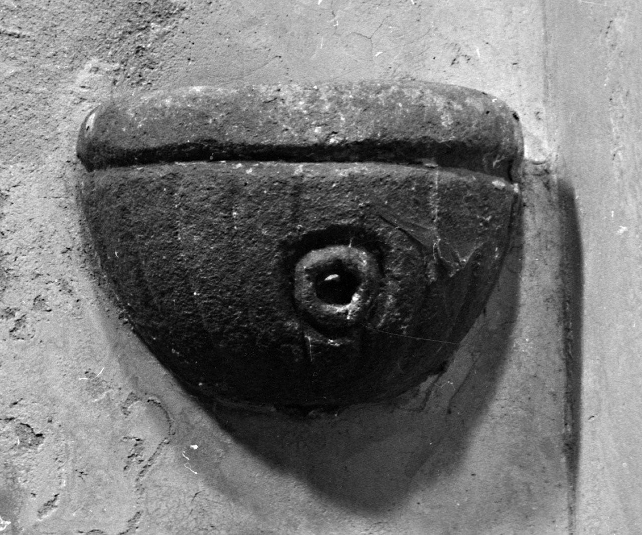 acquasantiera da parete - bottega toscana (sec. XVI)