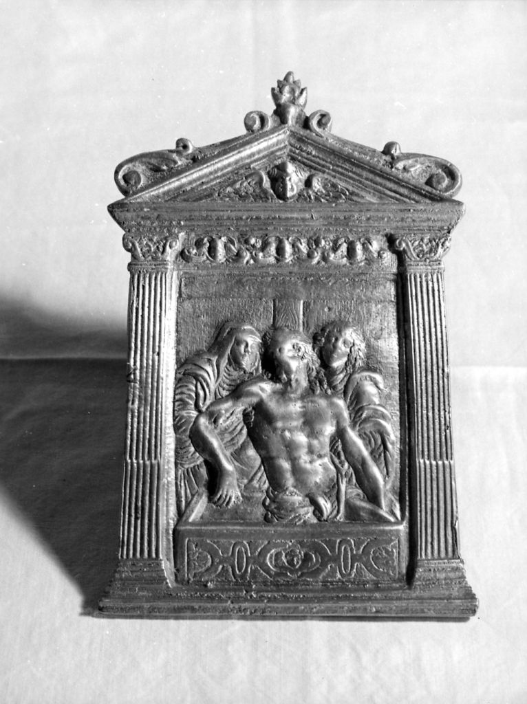 Cristo deposto tra la Madonna e San Giovanni Evangelista (pace - a tavoletta, architettonica) - bottega toscana (sec. XVI)