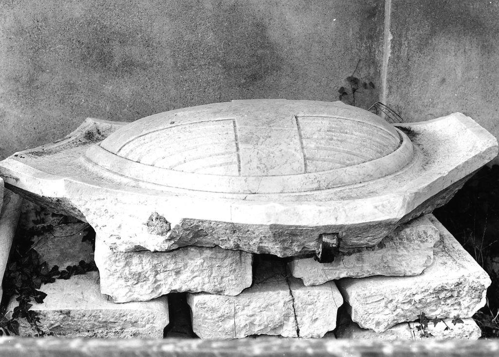 stemma con croce sabauda (rilievo, frammento) - bottega pisana (seconda metà sec. XIX)