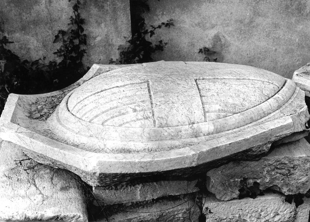 stemma con croce sabauda (rilievo, frammento) - bottega pisana (seconda metà sec. XIX)