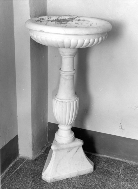 acquasantiera - a fusto - ambito apuano (prima metà sec. XIX)