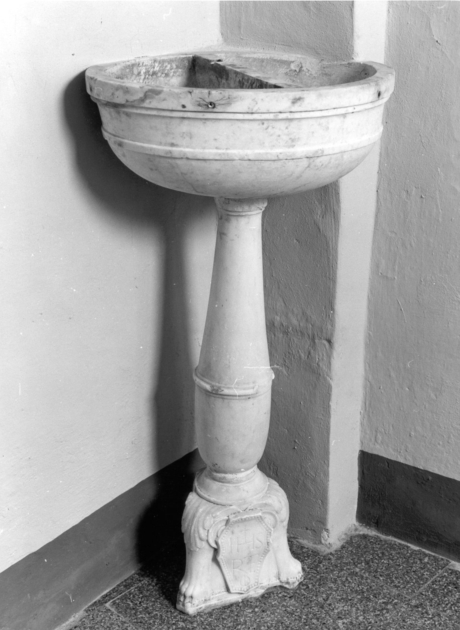 acquasantiera - a fusto - ambito apuano (sec. XVII)