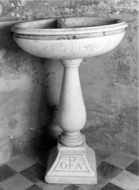 acquasantiera - a fusto - ambito apuoversiliese (sec. XVI)