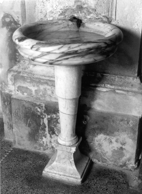 acquasantiera - a fusto - ambito apuoversiliese (sec. XVII)