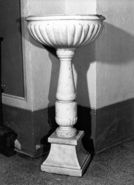 acquasantiera - a fusto - ambito apuano (sec. XVII)