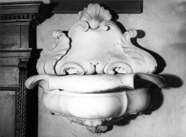 acquasantiera da parete - bottega italiana (secc. XVII/ XVIII)