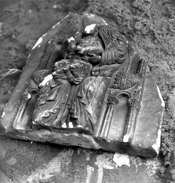 MADONNA CON BAMBINO (lapide, frammento) - ambito francese (ultimo quarto sec. XII)