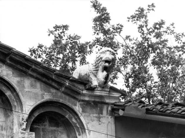 LEONE CHE SOGGIOGA UN LEONCELLO (scultura) di Guidetto (bottega) (ultimo quarto sec. XII)