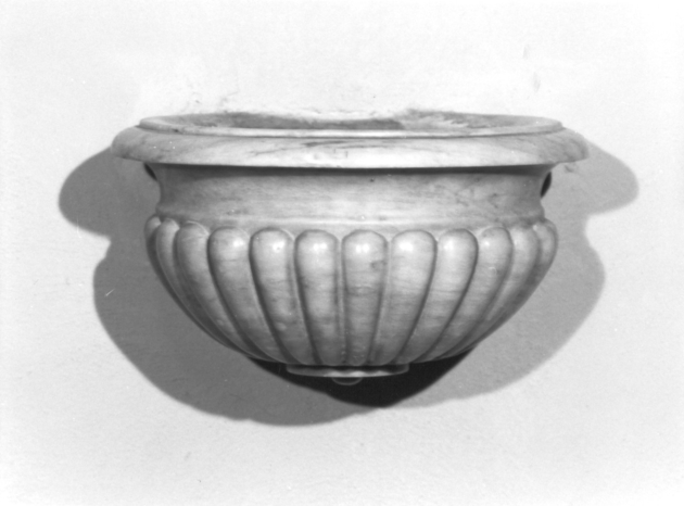 acquasantiera da parete - ambito apuoversiliese (sec. XVIII)