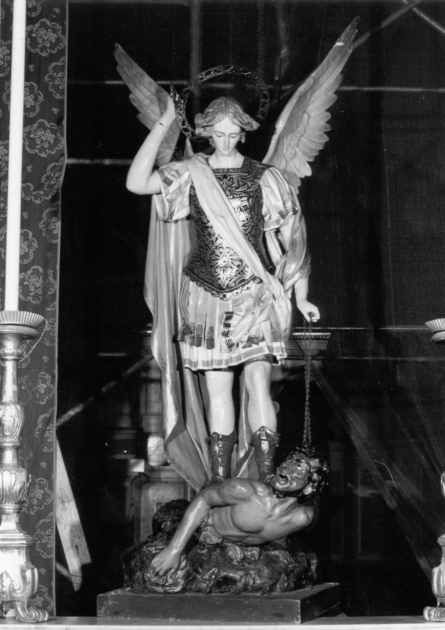 San Michele Arcangelo combatte Satana (statua) di Guacci Luigi (prima metà sec. XX)