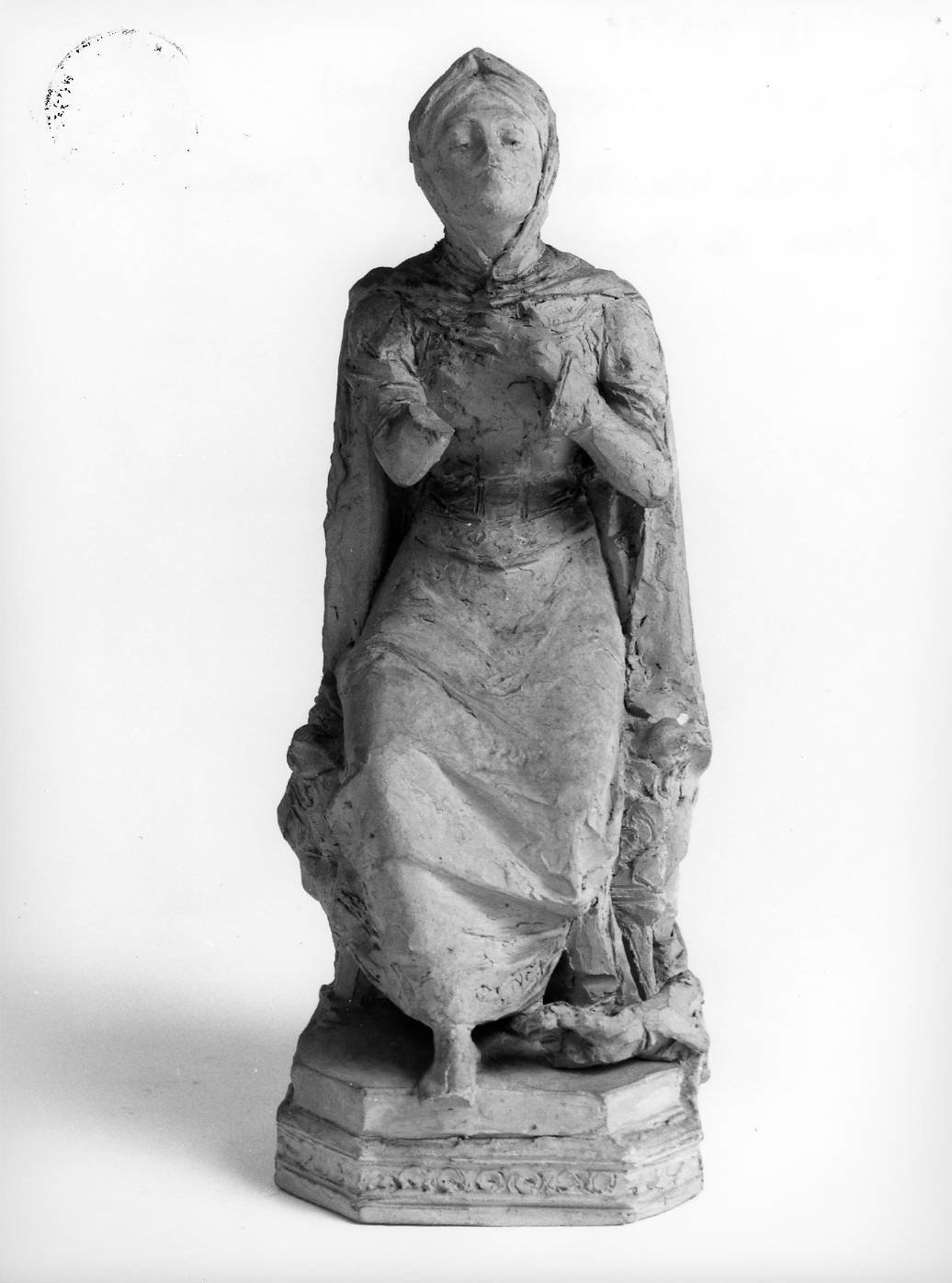 figura femminile seduta (scultura) di Lucchesi Urbano (ultimo quarto sec. XIX)