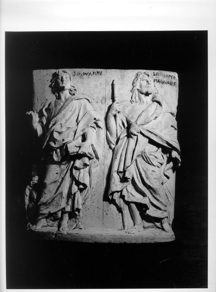 San Giovanni Evangelista e San Giacomo il Maggiore (rilievo, elemento d'insieme) - bottega italiana (prima metà sec. XX)