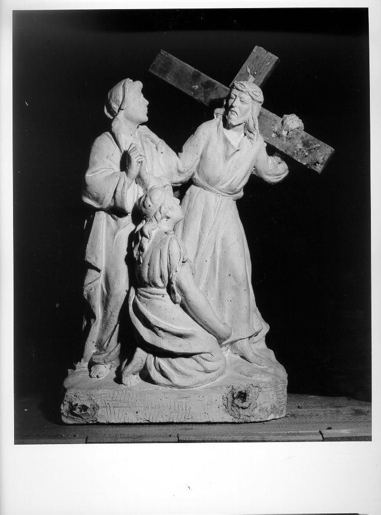 stazione VIII: Gesù consola le donne di Gerusalemme (gruppo scultoreo) - bottega italiana (inizio sec. XX)