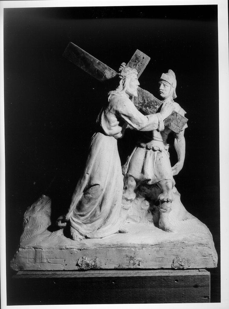 stazione II: Gesù caricato della croce (gruppo scultoreo) - bottega italiana (inizio sec. XX)