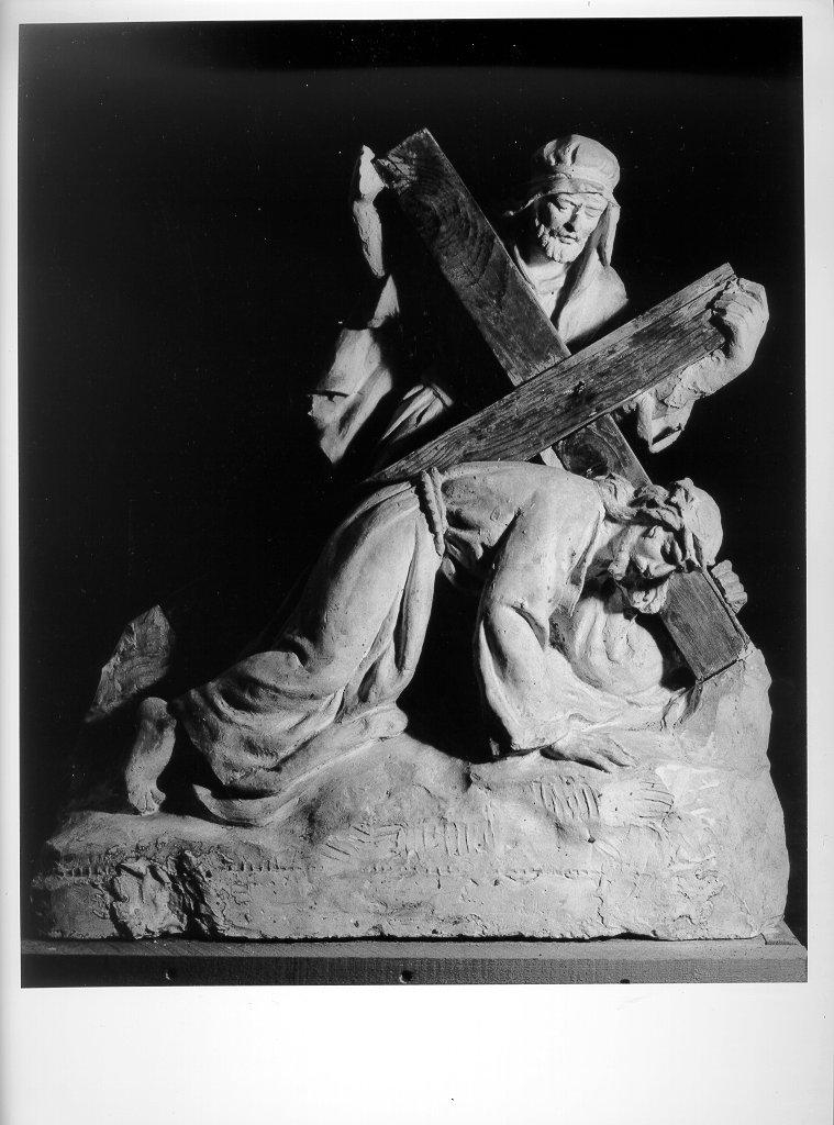 stazione VII: Gesù cade sotto la croce la seconda volta (gruppo scultoreo) - bottega italiana (inizio sec. XX)