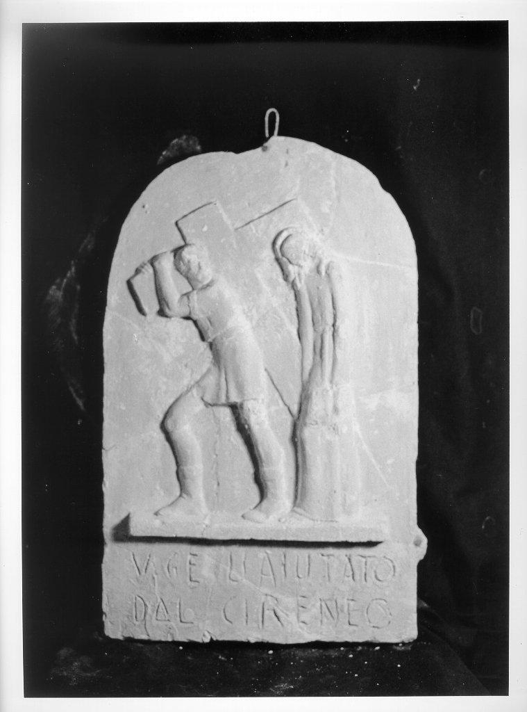 stazione V: Gesù aiutato da Simone il Cireneo a portare la croce (formella) - bottega italiana (metà sec. XX)