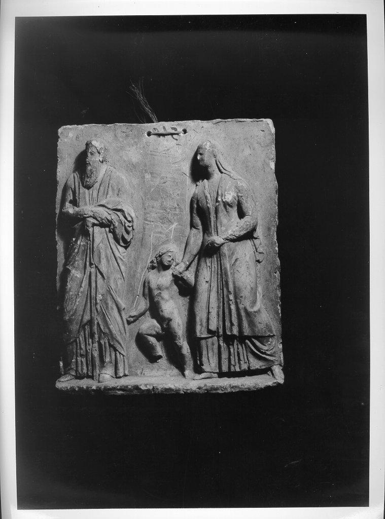 figure maschile e femminile con fanciullo (rilievo, frammento) - bottega italiana (metà sec. XX)