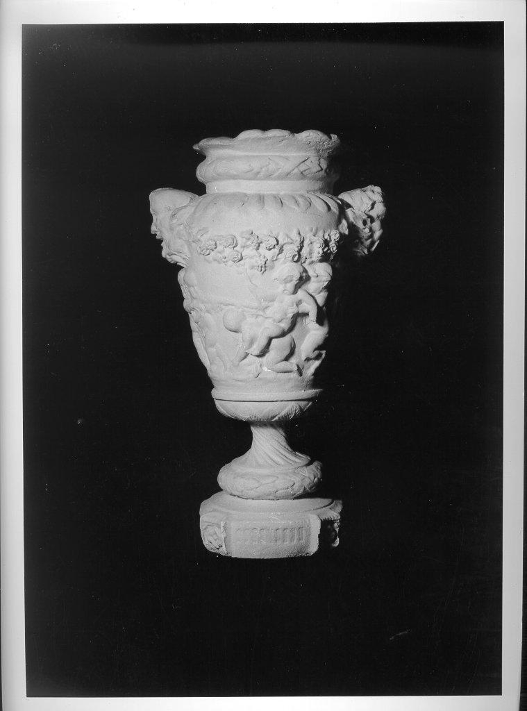 vaso, anfora con amorini (anfora, opera isolata) - bottega italiana (fine/inizio secc. XIX/ XX)