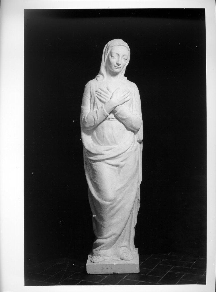 Madonna orante (statua, opera isolata) - bottega italiana (seconda metà sec. XX)