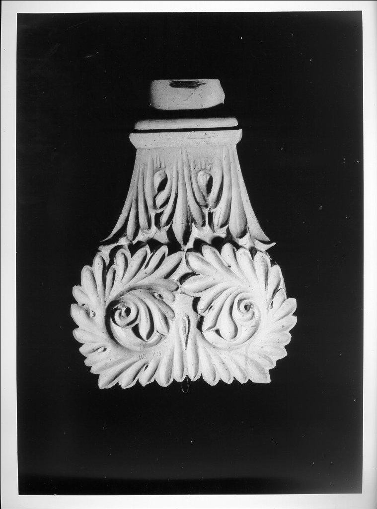 motivo decorativo fitomorfo (decorazione plastica, elemento d'insieme) - bottega italiana (metà sec. XX)