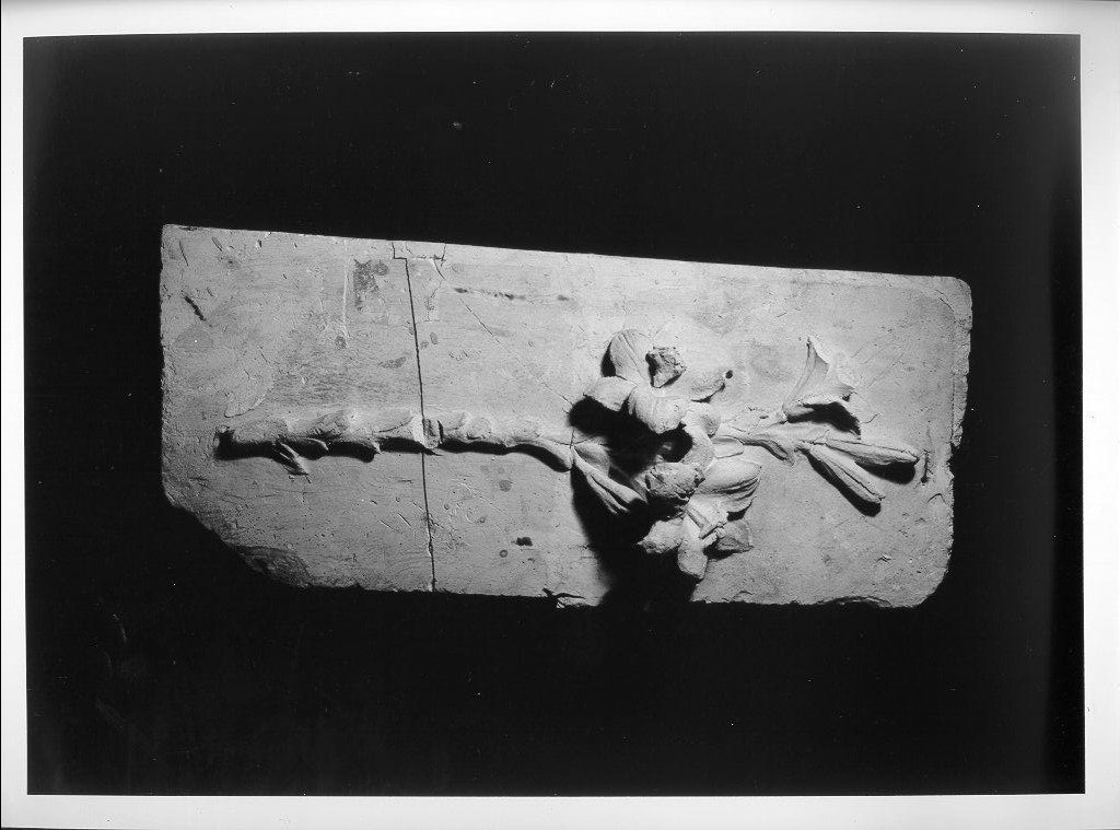 ramo con gigli (formella, opera isolata) - bottega italiana (metà sec. XX)