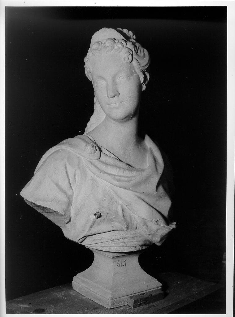Maria Leczinskaya, ritratto di donna (busto, opera isolata) - ambito francese (prima metà sec. XVIII)
