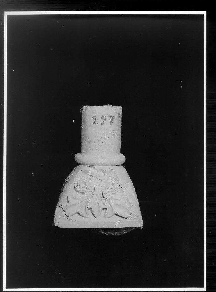 capitello, opera isolata - bottega italiana (metà sec. XX)