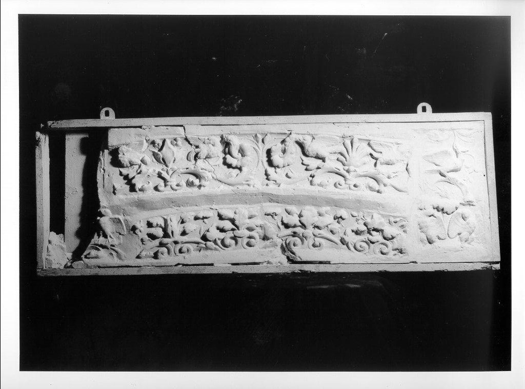 cornice architettonica, elemento d'insieme - bottega italiana (fine/inizio secc. XIX/ XX)