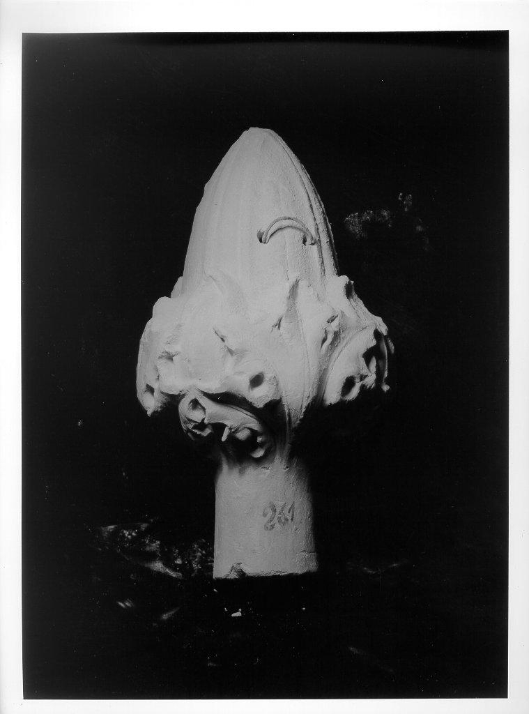 puntale, elemento d'insieme - bottega italiana (prima metà sec. XX)