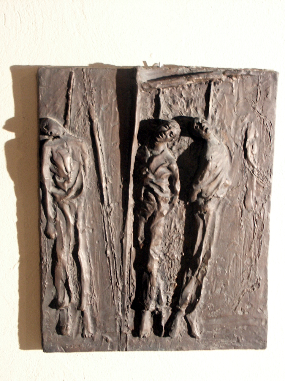 Martirio, Impiccagione (rilievo) di Olia Renzo (sec. XX)
