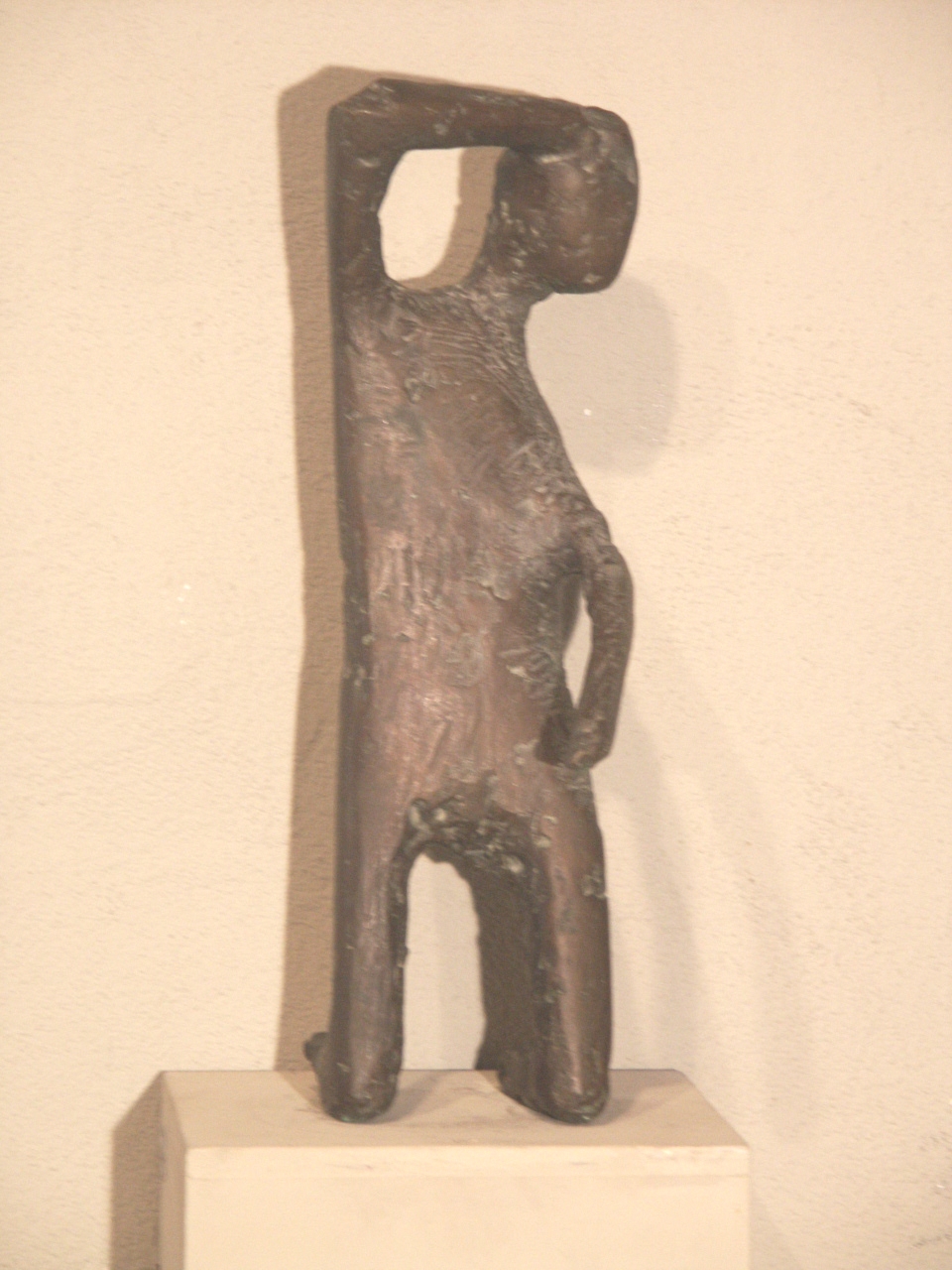 Standing figure, Figura umana (statua) di Armitage Kenneth (sec. XX)