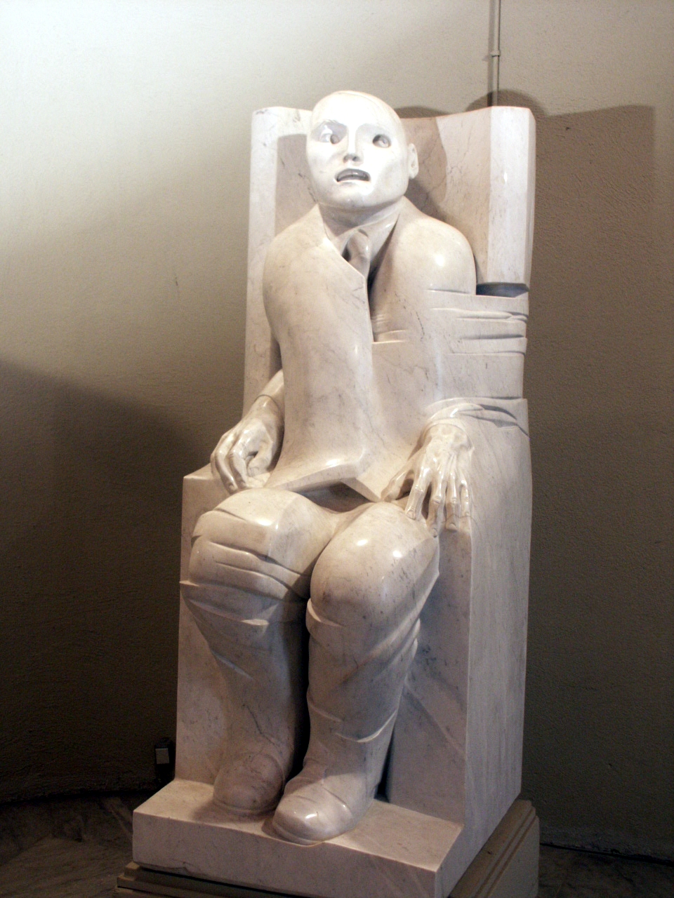 Uomo seduto 2, Figura maschile seduta (statua) di Vangi Giuliano (sec. XX)