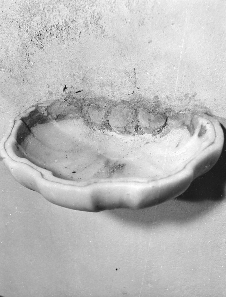 acquasantiera da parete - bottega apuana (sec. XVIII)