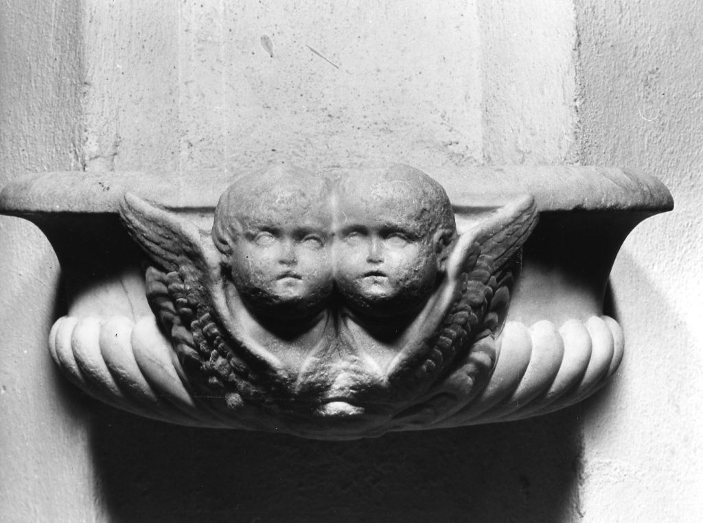 acquasantiera da parete - bottega apuana (sec. XVII)