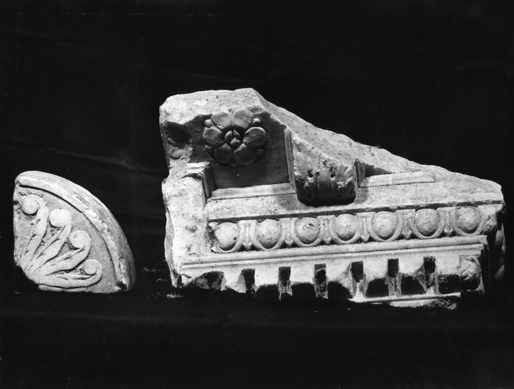 decorazione plastica, frammento - bottega toscana (sec. XVI)