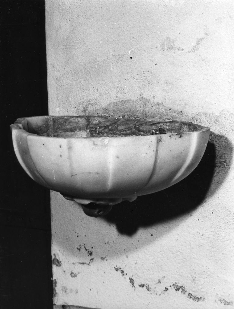 acquasantiera da parete - bottega apuana (sec. XVIII)