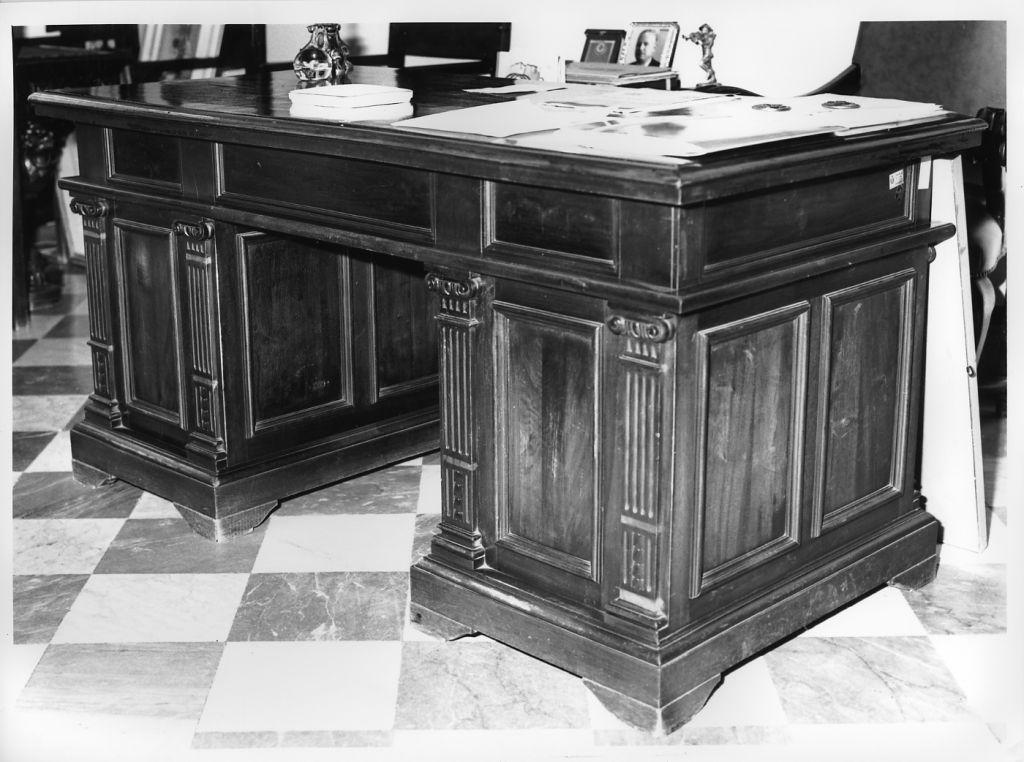 scrivania - bottega italiana (secondo quarto sec. XX)