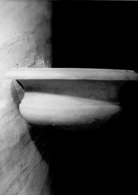 acquasantiera da parete - bottega apuo-versiliese (seconda metà sec. XVIII)