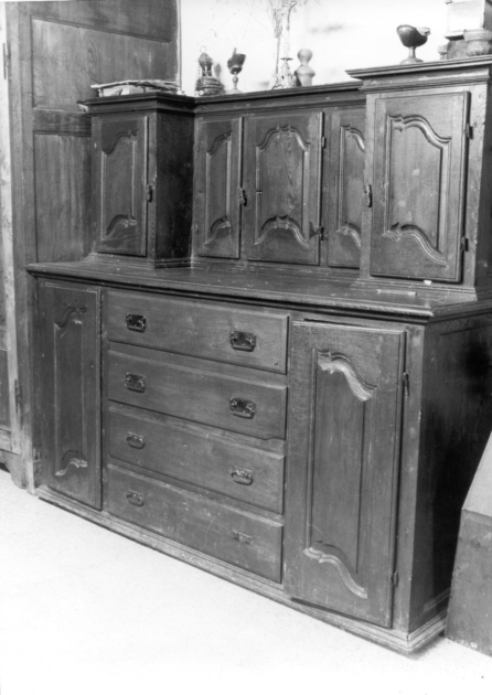 mobile da sacrestia con alzata - bottega toscana (sec. XVIII)