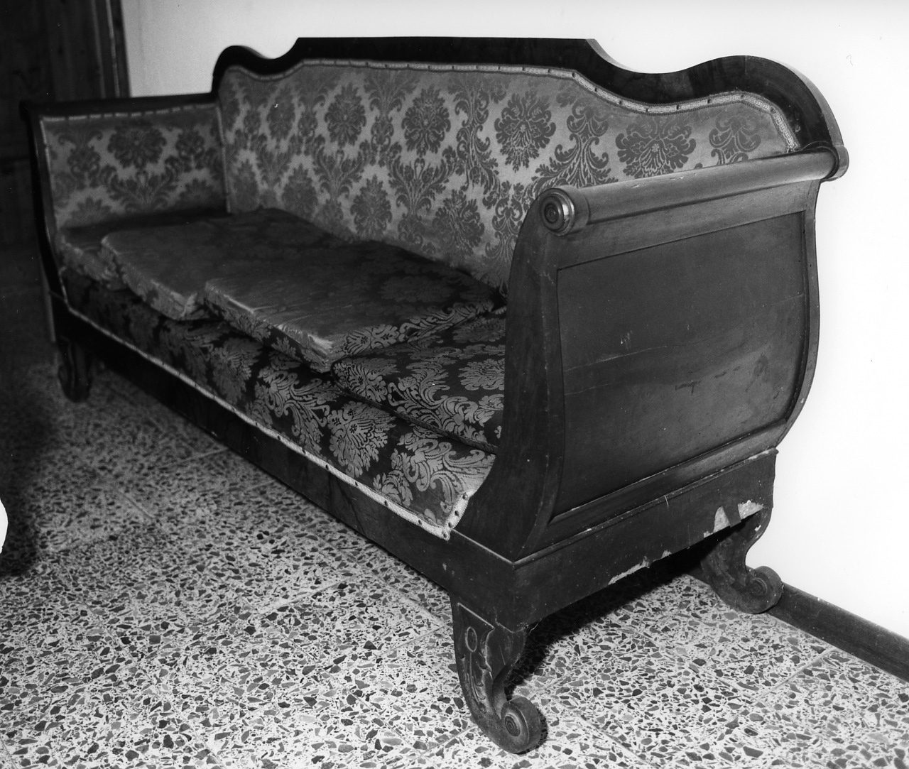 divano - bottega lucchese (secondo quarto sec. XIX)